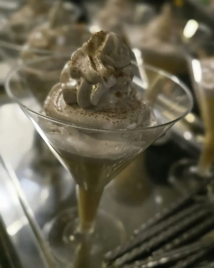Esponjado de lúcuma, a lúcuma mousse served in a cocktail glass